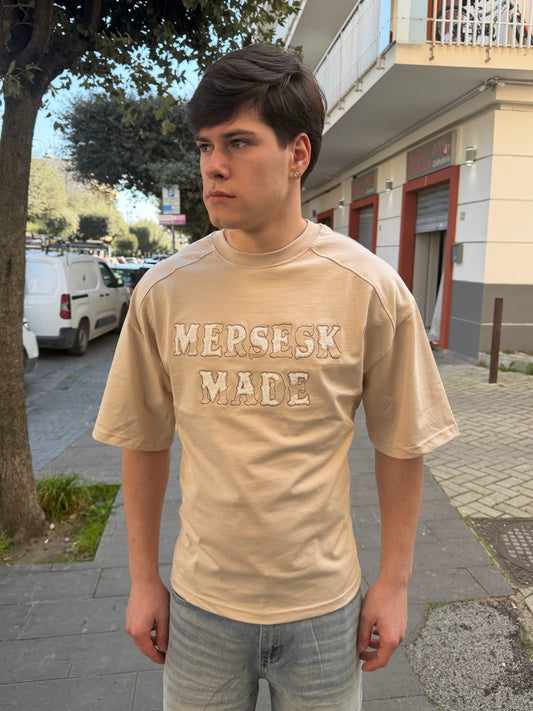 T-shirt con stampa ricamata