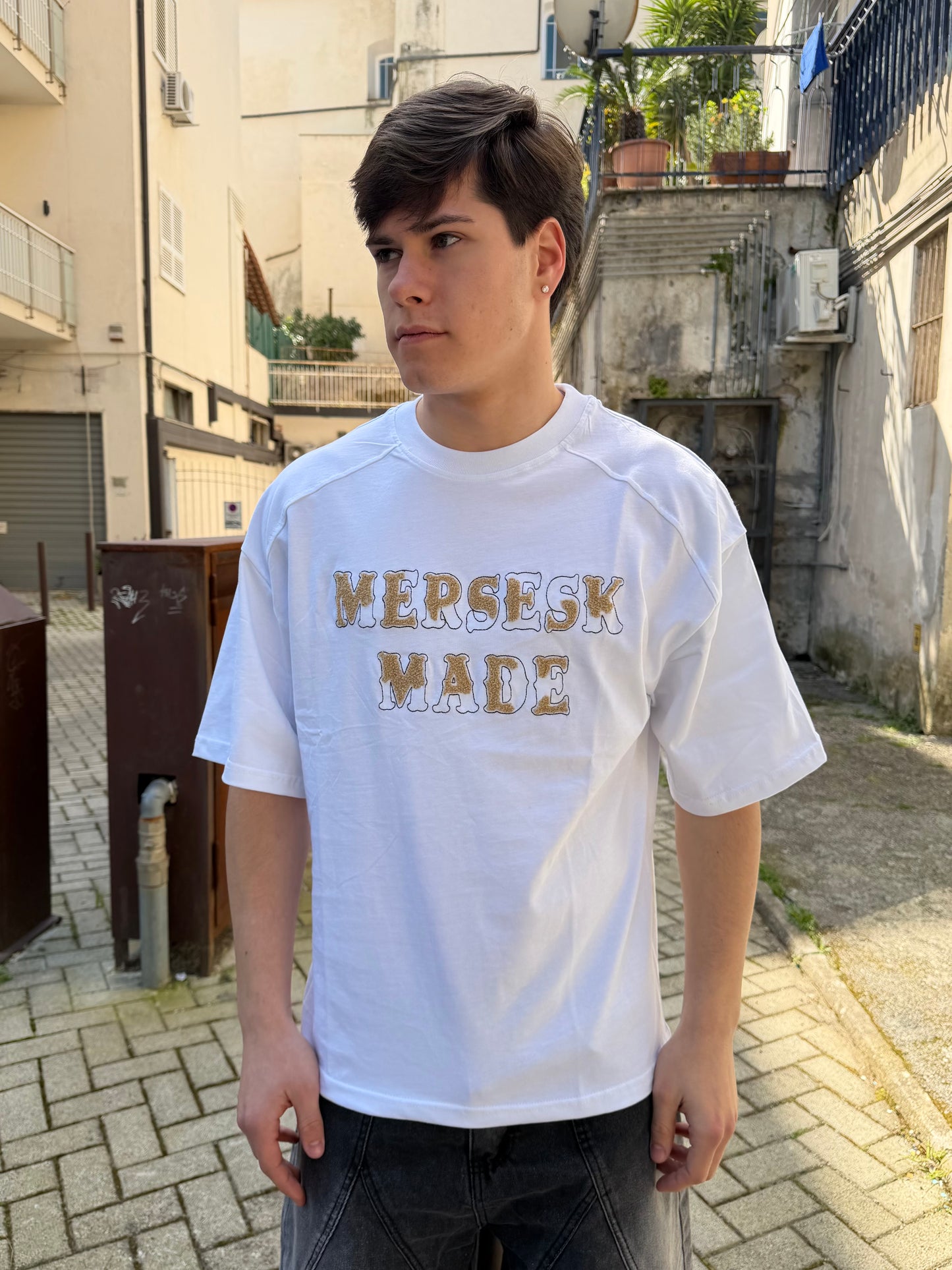 T-shirt con stampa ricamata
